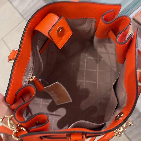 MICHAEL KORS HAMILTON MEDIUM SATCHEL
COLOR: Poppy
New with the tag - Picture 5 of 16